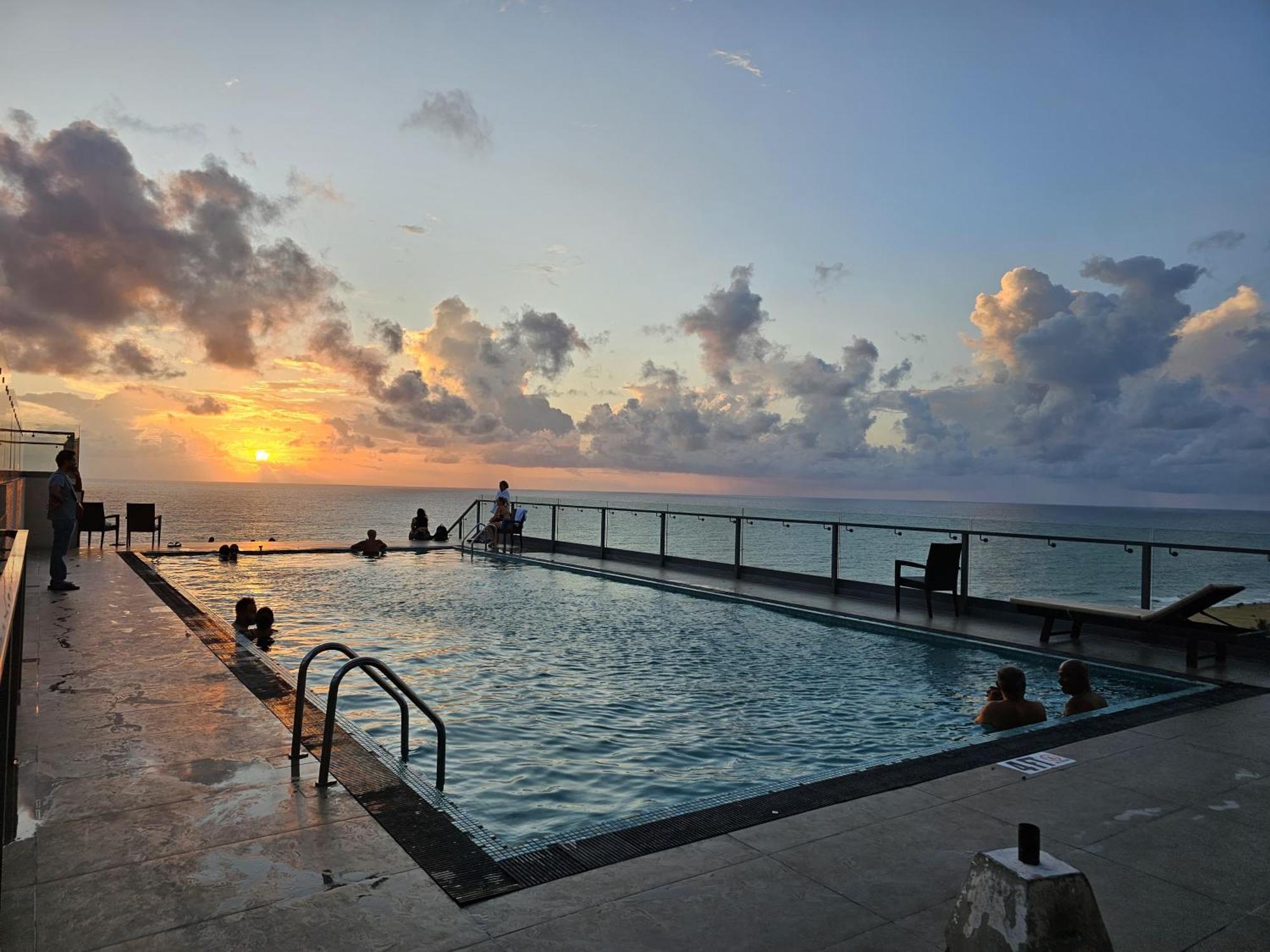 Ocean Breeze Sea View Luxury Apartments Negombo Kültér fotó